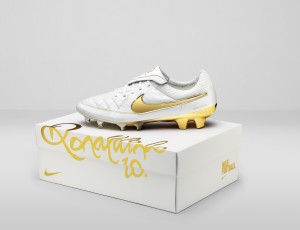 Nike_Football_Ronaldino_Tiempo_Gold_DET_09_original