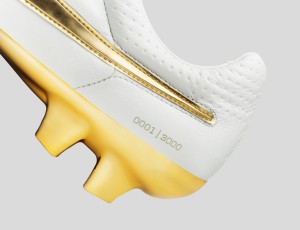 Nike_Football_Ronaldino_Tiempo_Gold_BOX_hero_original